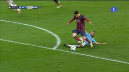 Captura da falta que Messi sofreu fora da área e que o árbitro considerou pênalti.