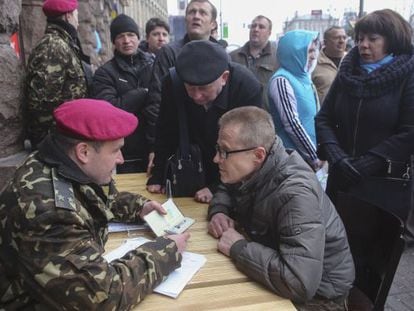 Um voluntário em um posto de recrutamento da Guarda Nacional em Kiev.