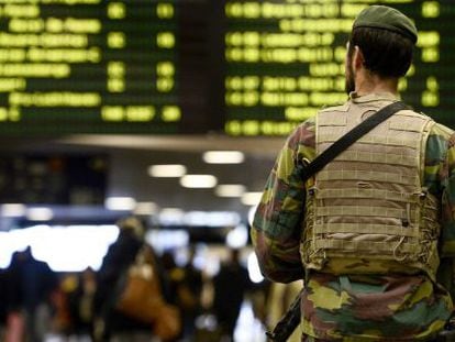 Soldado patrulha a estação de trem de Bruxelas.