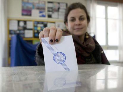 Uma mulher grega vota.