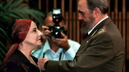 Fidel Castro condecora Alicia Alonso em 1998.