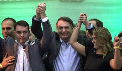 Bolsonaro entre seus filhos e apoiadores, neste domingo.
