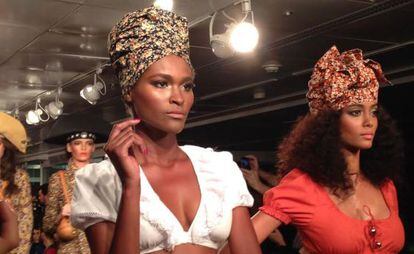 Modelos no desfile de abertura da exposição.
