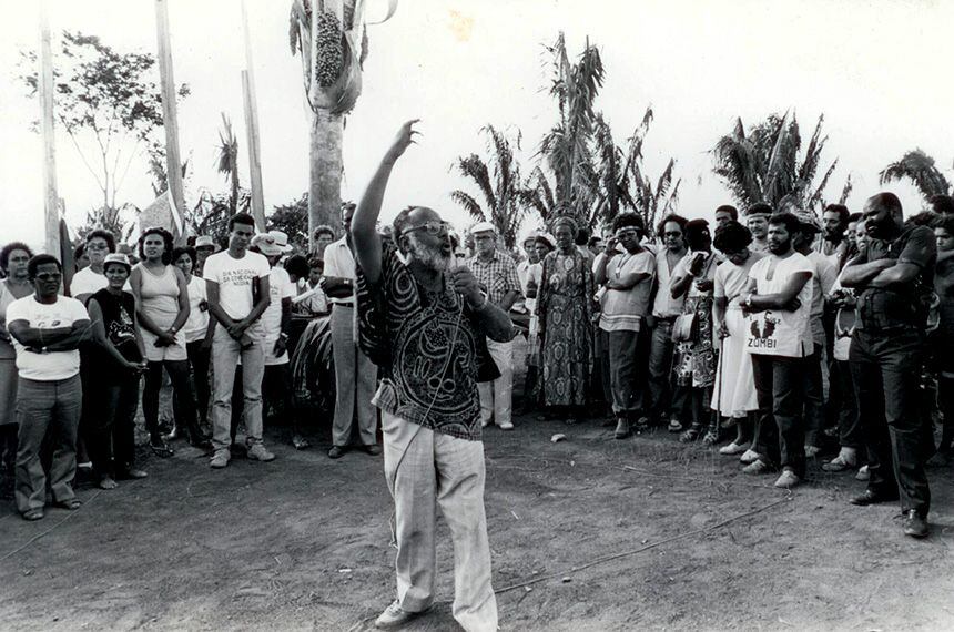 Abdias Nascimento participa em 1983 de peregrinação organizada peloMemorial Zumbi à Serra da Barriga, sítio histórico da República de Palmares,município de União dos Palmares, AL.