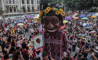 Boneca que representa Marielle em manifestação no Rio um ano após sua morte.
