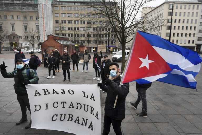 Exilados cubanos na Finlândia protestam contra as violações de direitos humanos na ilha, no domingo diante da embaixada de Cuba em Helsinque.