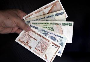 Diferentes notas de vários bilhões de dólares do Zimbábue.