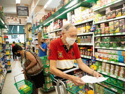 Com o aumento de preço dos alimentos, o professor aposentado David Garbi, de 90 anos, tem cortado vários produtos da lista de compras do mês.