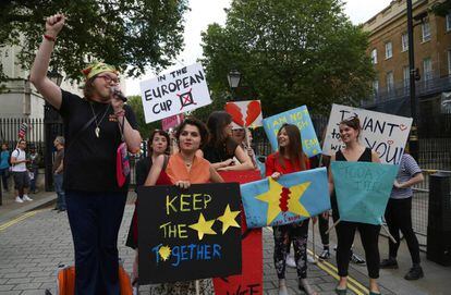 Pequeno grupo de jovens protestam contra a saída do Reino Unido da UE.
