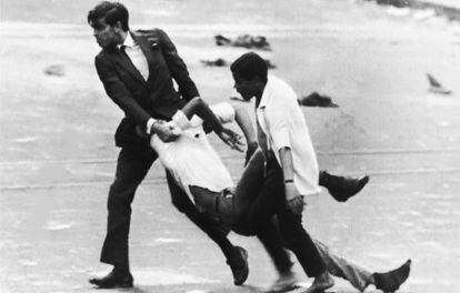 Homens carregam estudante no Rio de Janeiro, em 1968.