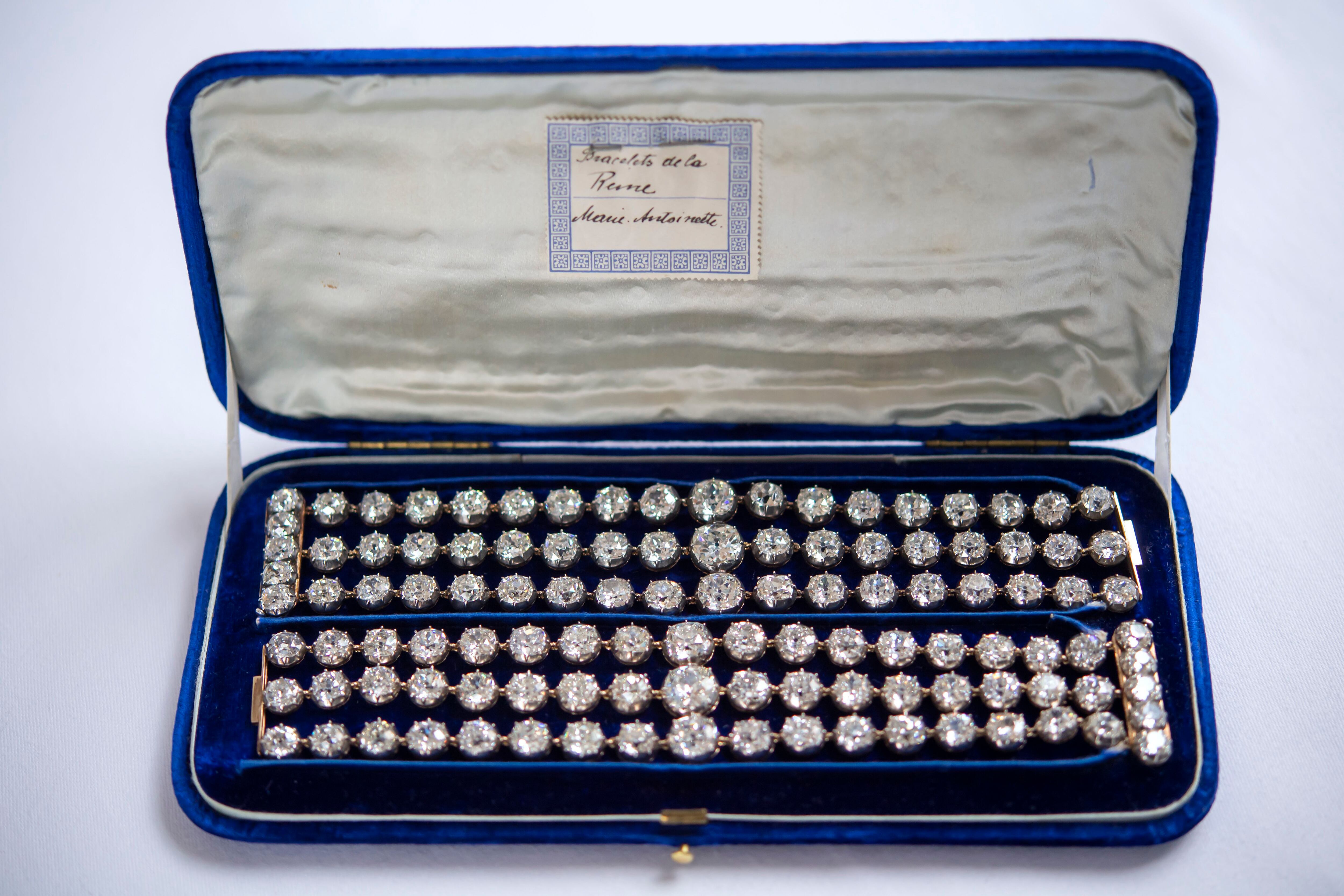 Cada uma das pulseiras tem três fileiras de diamantes. 