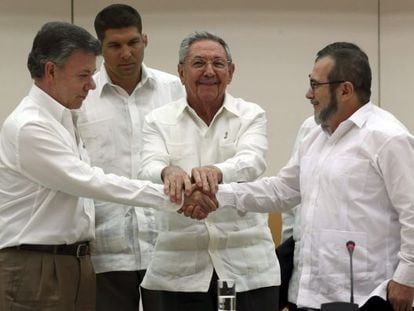 O presidente de Cuba, Raúl Castro (no centro), aperta as mãos do presidente da Colômbia, Juan Manuel Santos (à esquerda), e o líder máximo das FARC, Rodrigo Londoño, 'Timochenko', em Havana na quarta-feira.