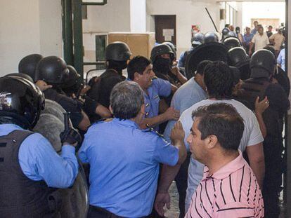 Policiais em greve entram no edifício do governo em Catamarca (noroeste da Argentina).