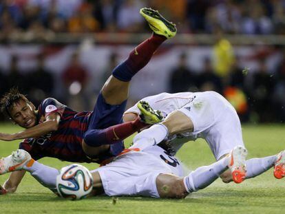 Neymar cai ante Pepe e Carvajal.