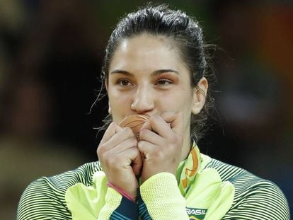 Mayra Aguiar beija a medalha de bronze,