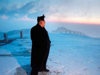 O ditador Kim Jong-Um no topo do vulcão Paektu.