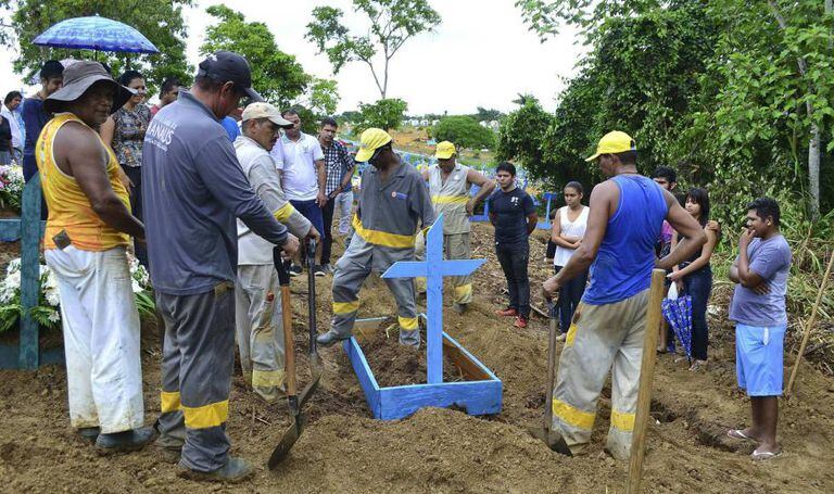 Funeral das vítimas do motim em Manaus.
