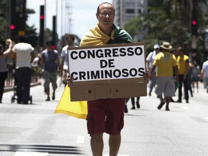 Manifestante protesta na av. Paulista em dezembro de 2016.