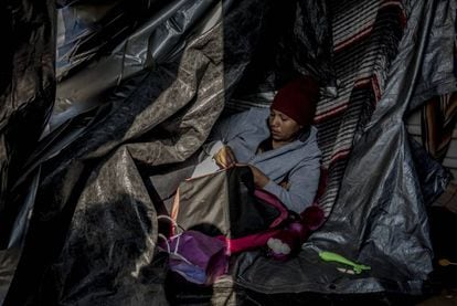 Reina Espinosa, hondurenha de 32 anos, em um acampamento improvisado ante o muro de San Luis Rio Colorado
