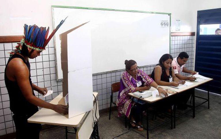 Um índio vota em Manaus, no primeiro turno.
