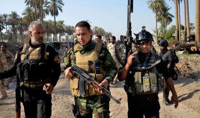 Forças iraquianas patrulham Jurf al-Sakhar, no sábado.