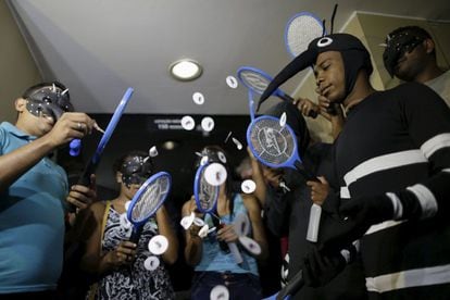 Fantasiados de mosquitos, manifestantes criticam ministro Marcelo Castro.