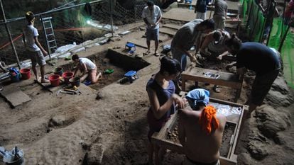 Escavações na caverna de Callao, nas Filipinas.