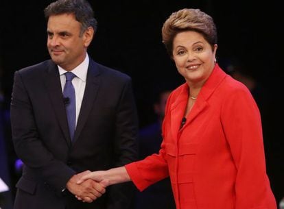 A&eacute;cio Neves e Dilma Rousseff se cumprimentam. 