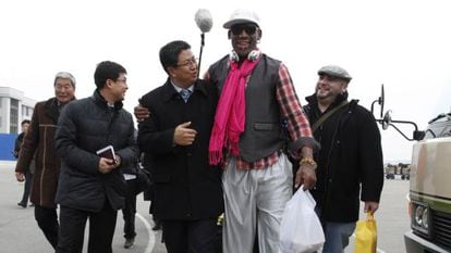 Dennis Rodman chega ao aeroporto de Pyongyang para realizar um jogo de exibição pelo aniversário de Kim Jong-un.