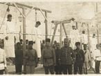 Soldados turcos posan tras el ahorcamiento de varios armenios en 1915 en Alepo.