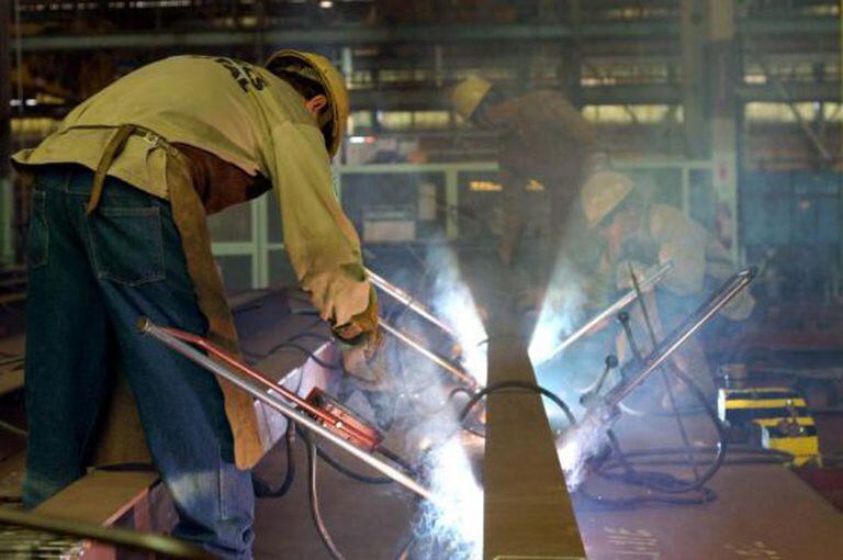 A indústria recuou em relação ao três últimos meses de 2014, 0,3%.