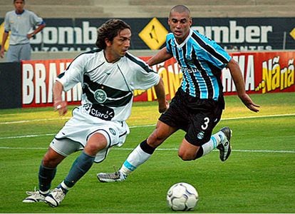 Fábio Bilica em ação pelo Grêmio em 2004.