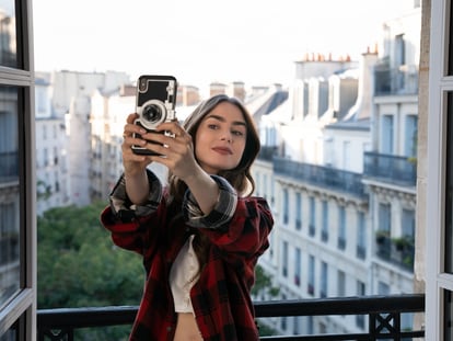 A protagonista de 'Emily in Paris' (interpretada por Lily Collins) anda por uma Paris de clichês atualizados pela lente de seu celular: cada ‘pain au chocolat’ que ela fotografa aumenta seu número seguidores no Instagram.