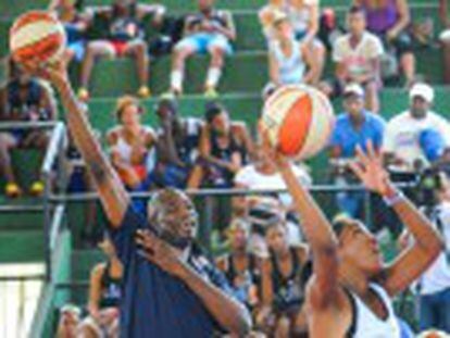 Delegação liderada pelos ex-jogadores Dikembe Mutombo e Steve Nash promove uma clínica de basquete em Havana