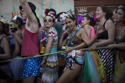 Foliões do bloco Céu na Terra, no sábado, no Rio.