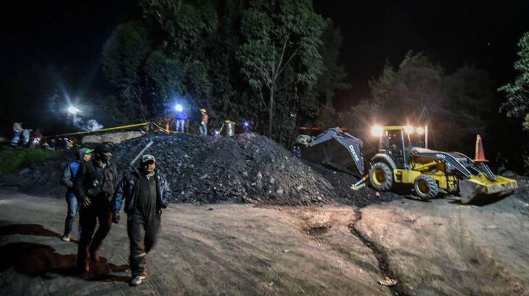 Mineiros e socorristas após a explosão de uma mina ilegal em Cundinamarca.