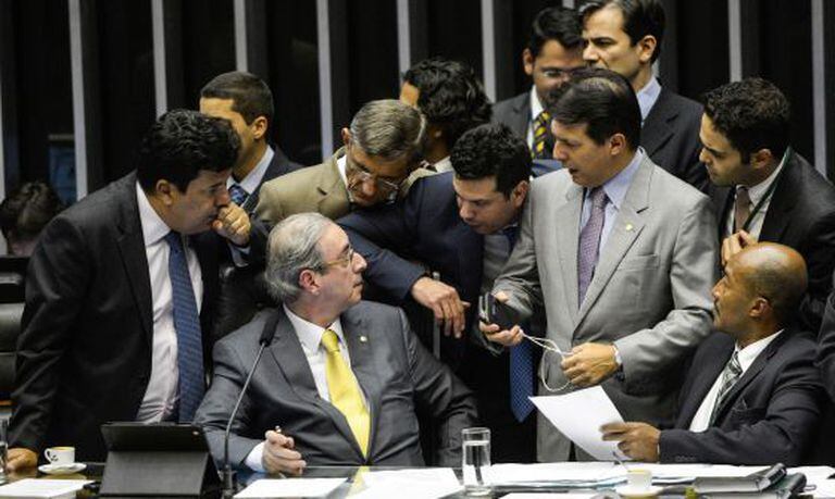 Cunha é cercado por deputados em meio à votação da terceirização.
