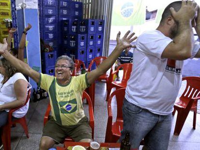 Torcedores reagem ao jogo do Brasil pela TV.