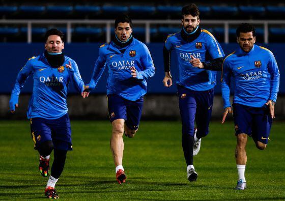 Messi, Suárez, Piqué e Daniel Alves treinam no Japão.
