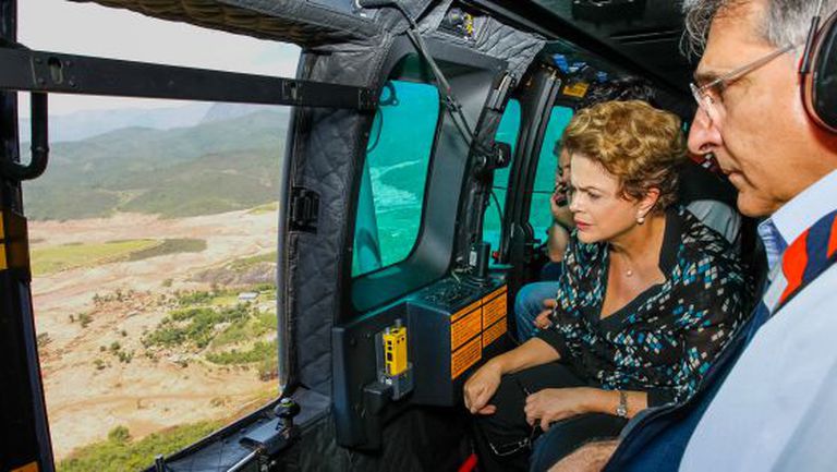 Dilma sobrevoa região atingida tragédia em Mariana.