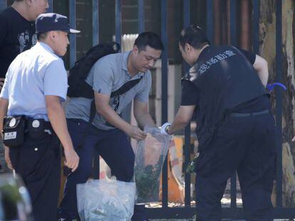 A polícia chinesa trabalha no local da explosão.