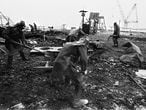 Vários ‘liquidadores’ retiram escombros nos arredores da central de Chernobyl, depois do acidente de 26 de abril de 1986.
