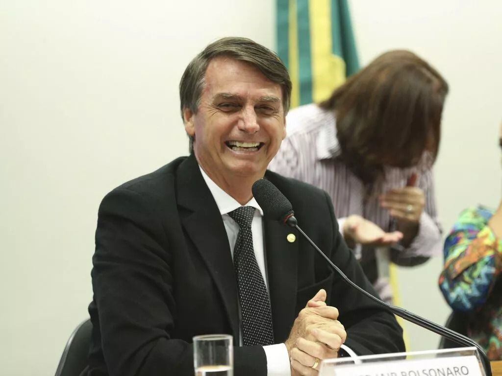 O presidente Jair Bolsonaro sorri em sessão do Conselho de Ética da Câmara em 2018, que avaliou se o então deputado havia quebrado o decoro ao homenagear Ustra durante o impeachment da ex-presidenta Dilma Rousseff.