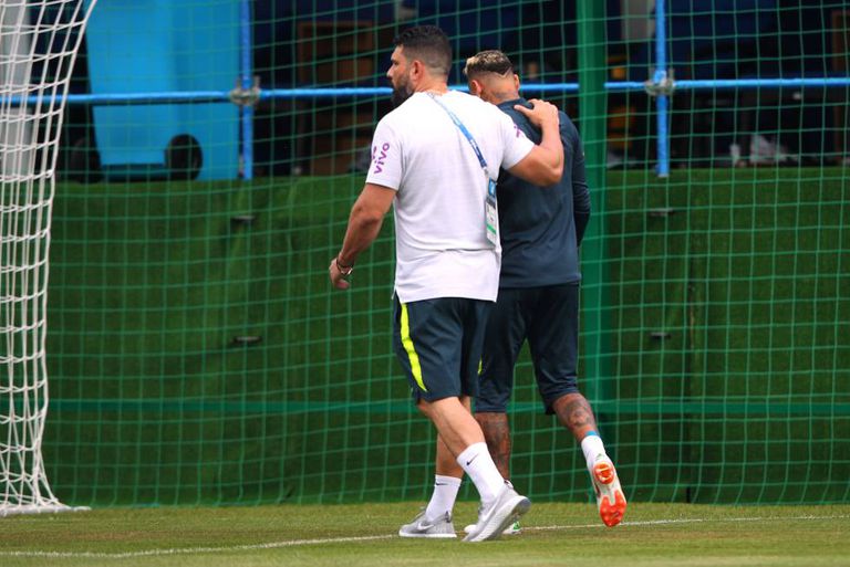 Neymar sai do treinamento do Brasil em Sochi.