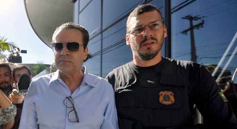 Henrique Eduardo Alves, ex-ministro do Turismo, é escolado por policial federal em Natal, nesta terça-feira.