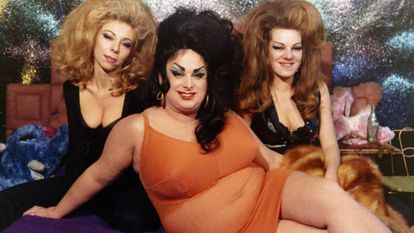 Da esquerda para a direita, Susan Walsh, Divine e Cookie Mueller em ‘Problemas femininos’.