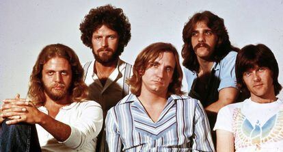 De esquerda a direita: Dom Felder, Dom Henley, Joe Walsh, Glenn Frey e Randy Meisner.