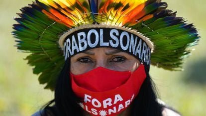 Representante de grupos indígenas protesta em Brasília a favor do meio ambiente e contra medidas do Governo Bolsonaro.
