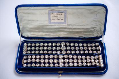 Cada uma das pulseiras tem três fileiras de diamantes. 