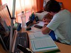 El estudiante Iván Azón estudia para sus exámenes de EvAU en su casa.